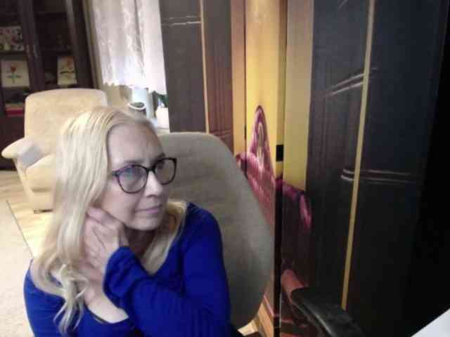 BlondeSofia webcam