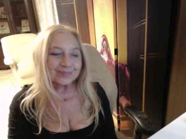 BlondeSofia webcam