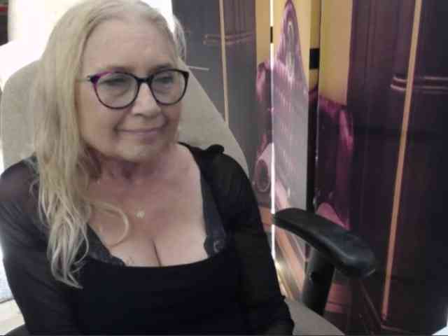 BlondeSofia webcam