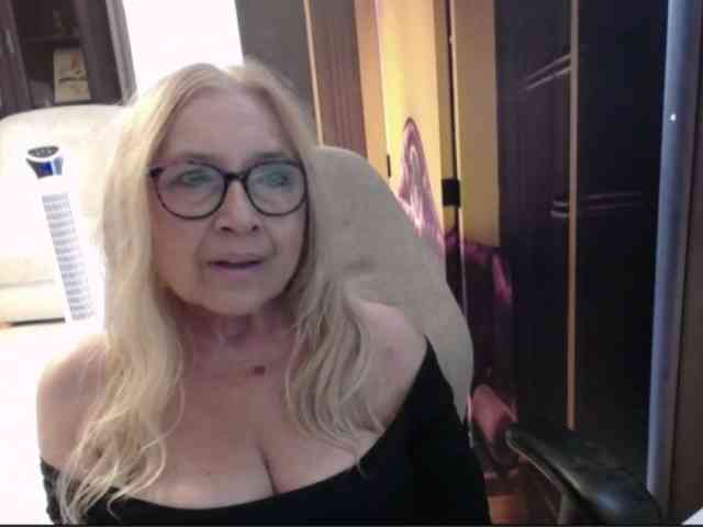 BlondeSofia webcam