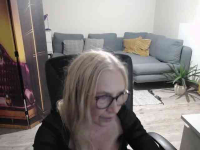 BlondeSofia webcam