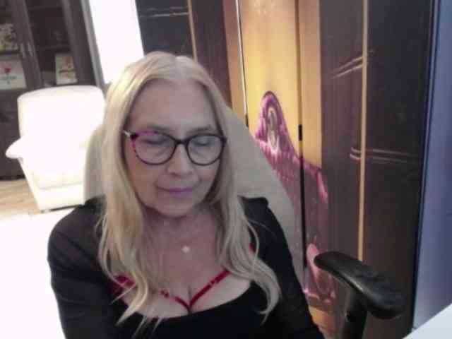 BlondeSofia webcam