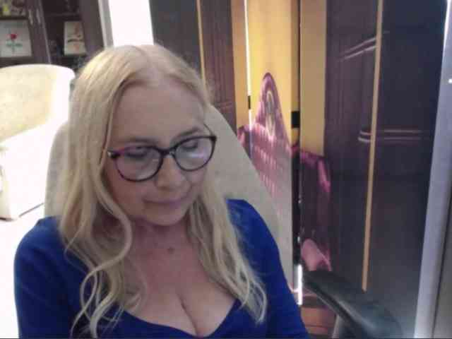 BlondeSofia webcam