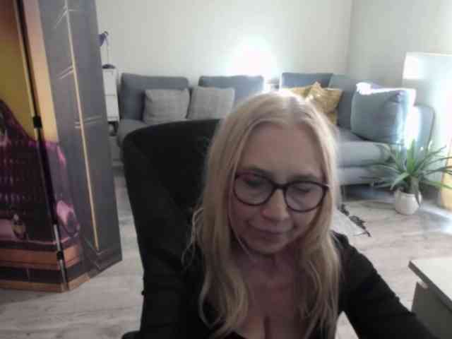 BlondeSofia webcam