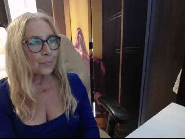 BlondeSofia webcam
