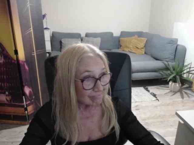 BlondeSofia webcam