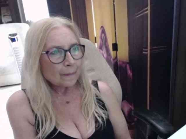 BlondeSofia webcam
