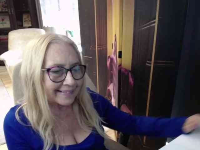 BlondeSofia webcam