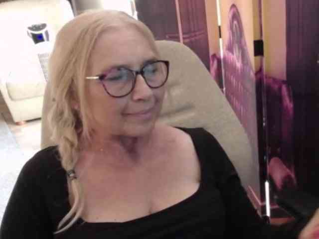 BlondeSofia webcam