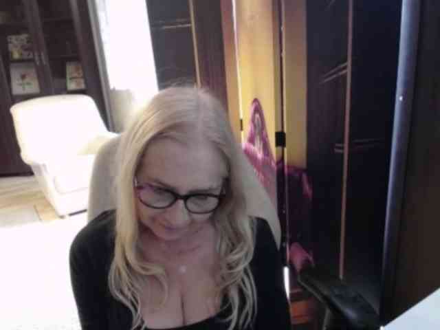 BlondeSofia webcam