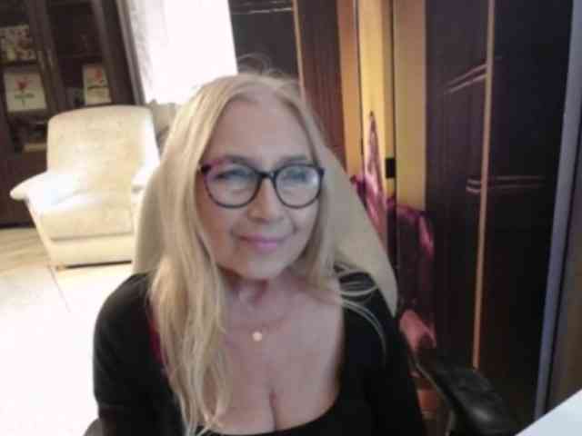 BlondeSofia webcam