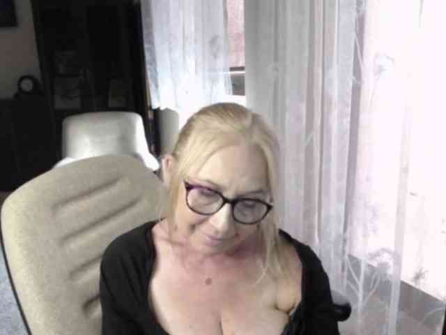 BlondeSofia webcam