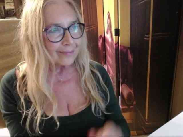 BlondeSofia webcam