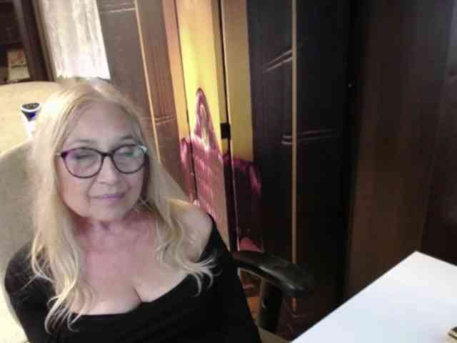 BlondeSofia webcam