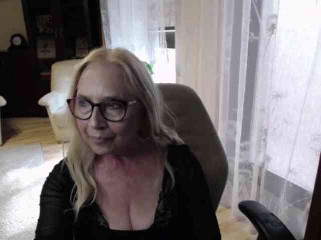 BlondeSofia webcam