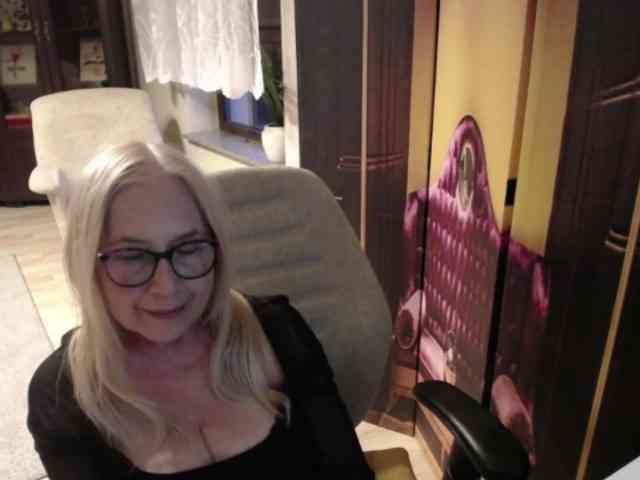BlondeSofia webcam