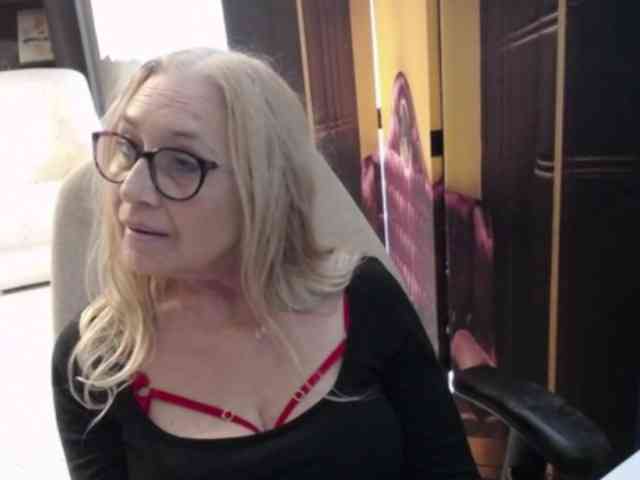BlondeSofia webcam