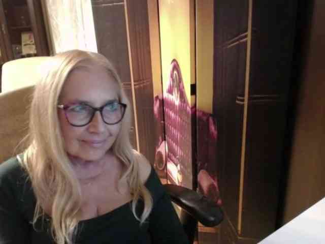 BlondeSofia webcam