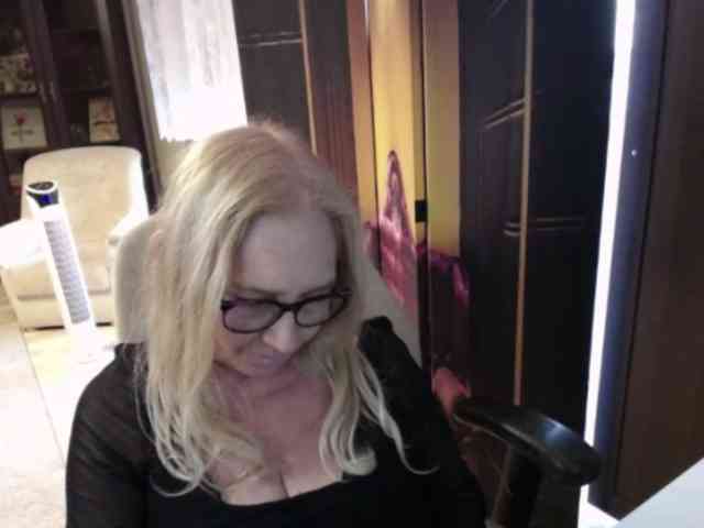 BlondeSofia webcam