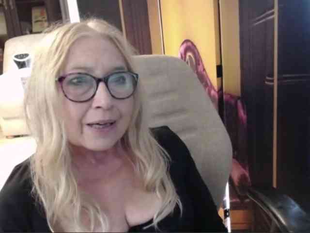 BlondeSofia webcam