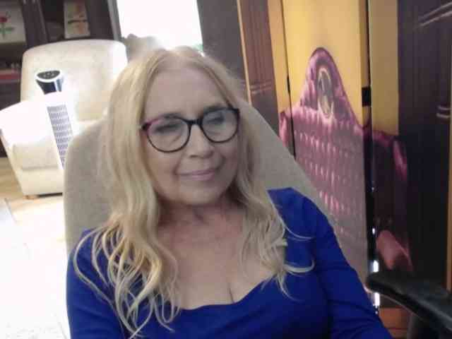 BlondeSofia webcam