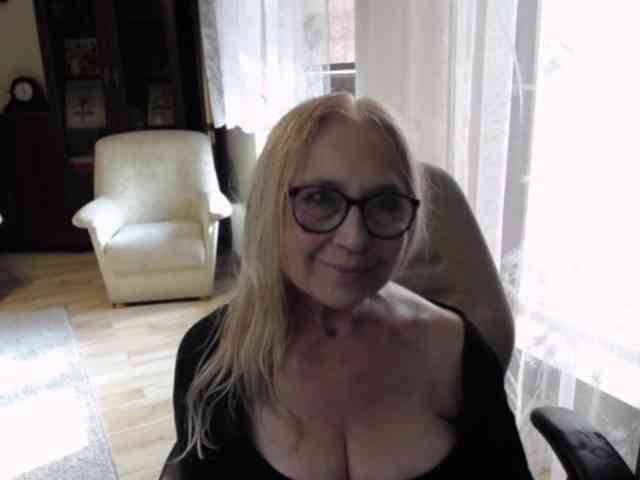 BlondeSofia webcam