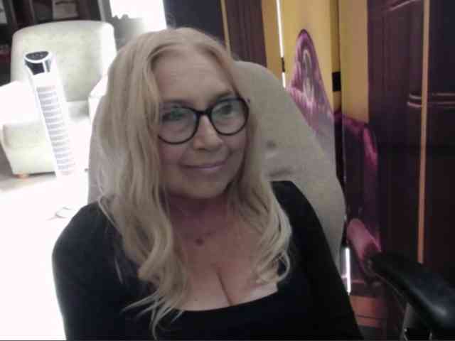 BlondeSofia webcam
