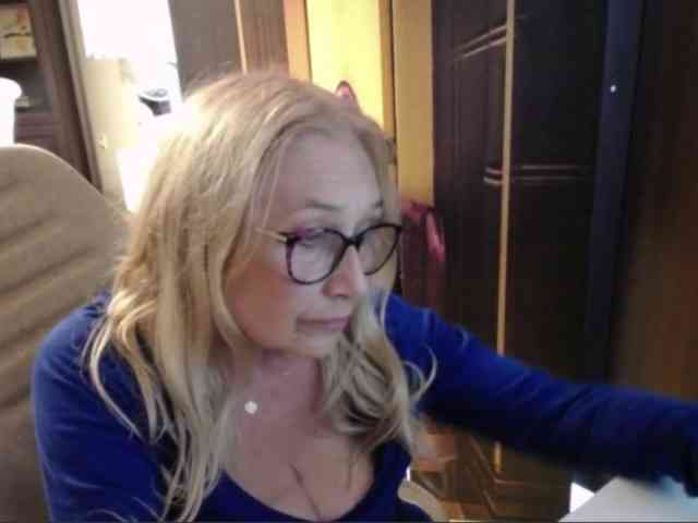 BlondeSofia webcam