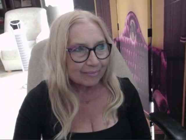 BlondeSofia webcam