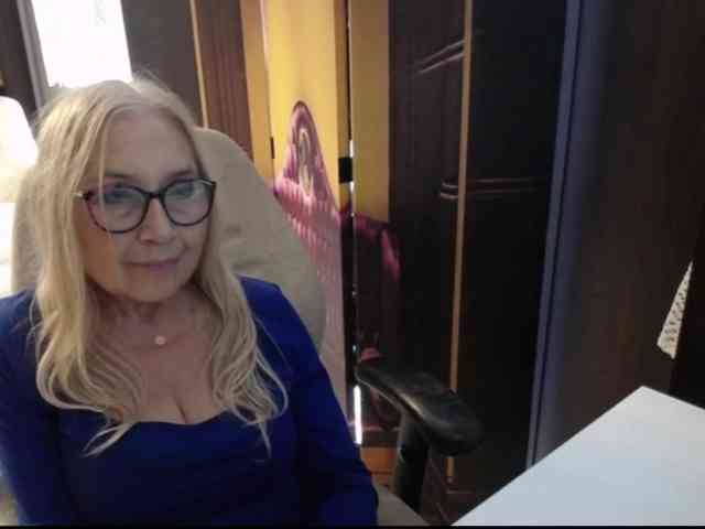 BlondeSofia webcam