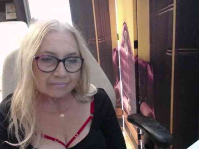 BlondeSofia webcam