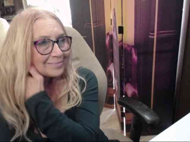 BlondeSofia webcam