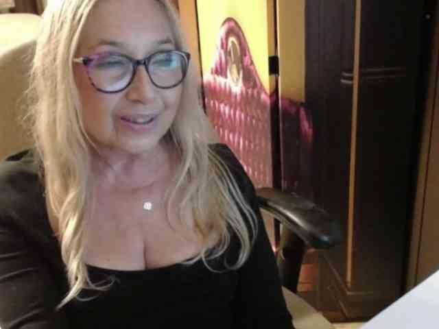BlondeSofia webcam