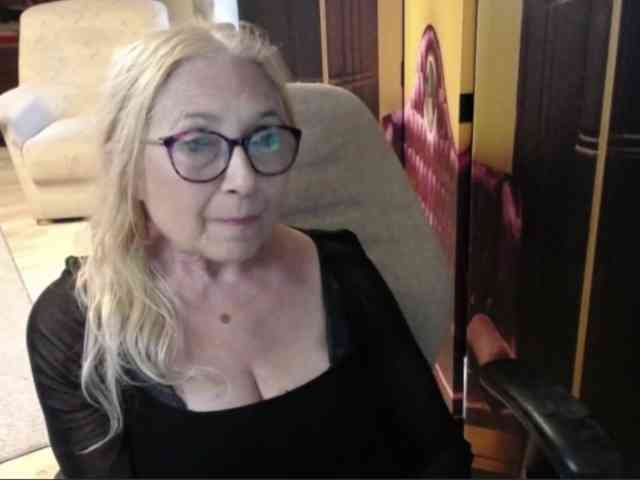 BlondeSofia webcam