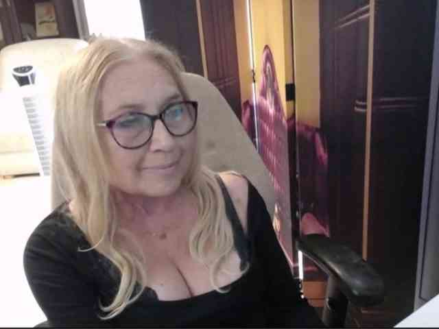 BlondeSofia webcam