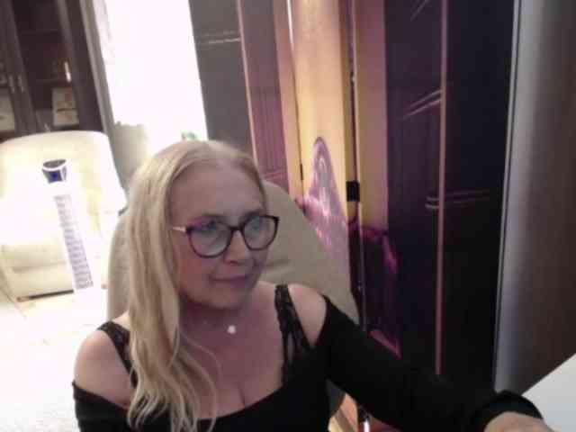BlondeSofia webcam