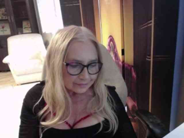 BlondeSofia webcam