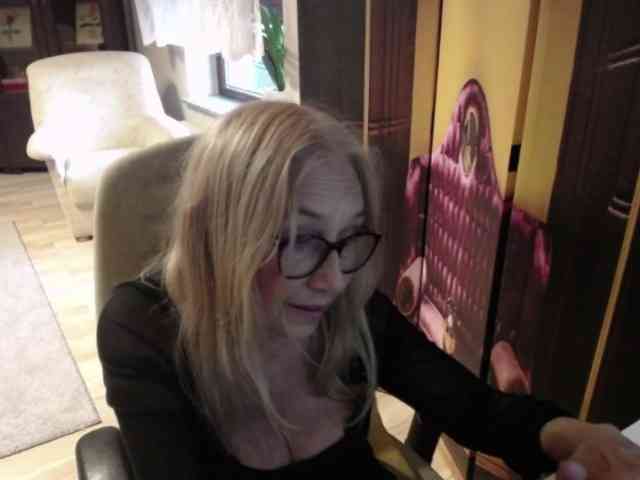 BlondeSofia webcam