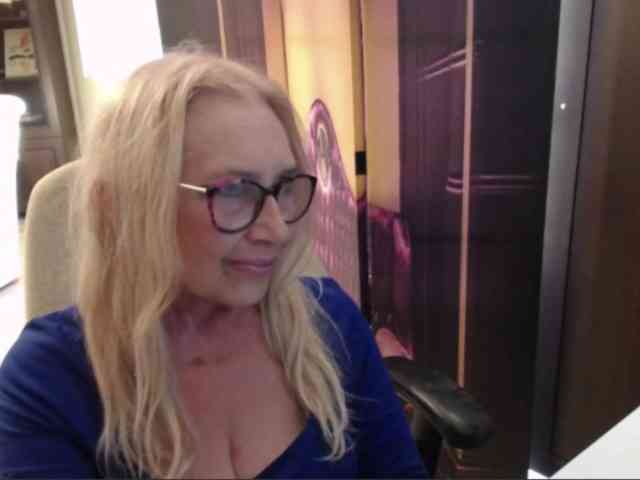 BlondeSofia webcam