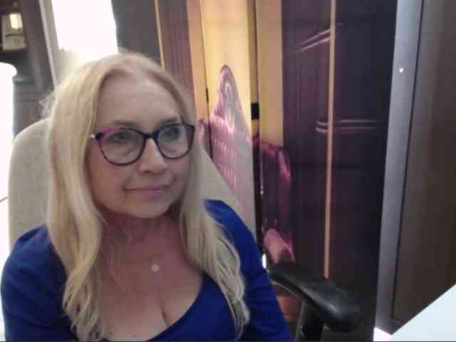 BlondeSofia webcam
