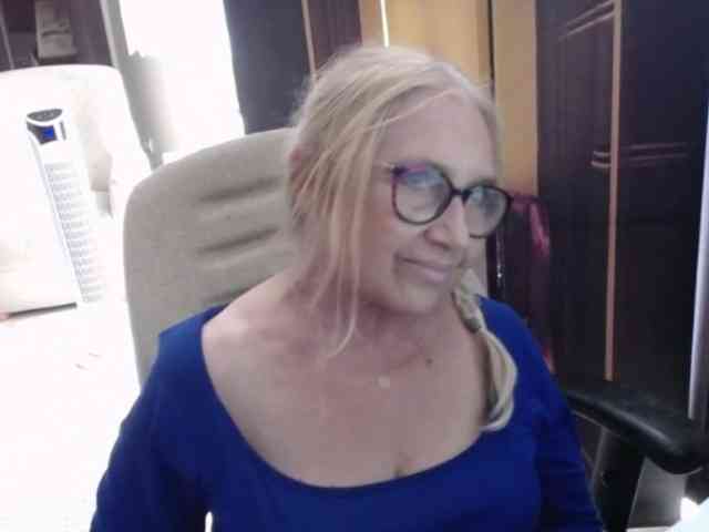 BlondeSofia webcam