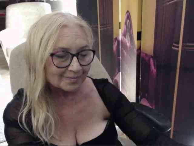BlondeSofia webcam