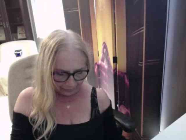 BlondeSofia webcam