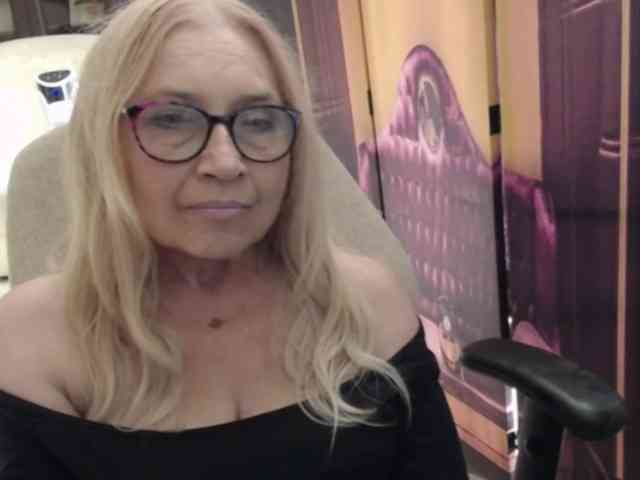 BlondeSofia webcam