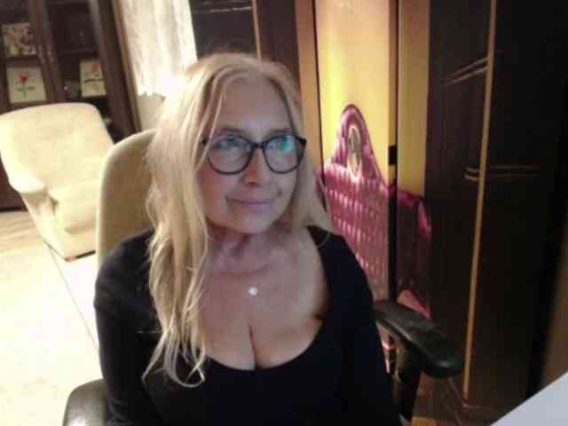 BlondeSofia webcam