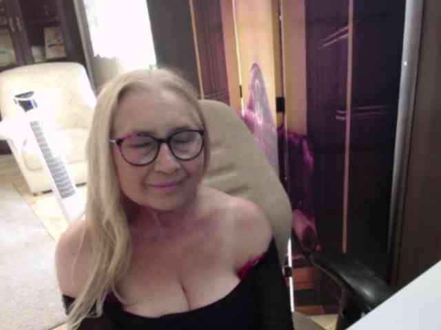 BlondeSofia webcam