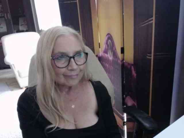 BlondeSofia webcam