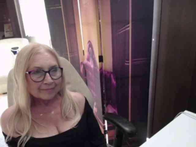 BlondeSofia webcam