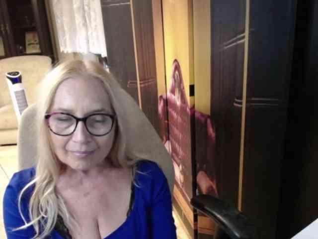 BlondeSofia webcam