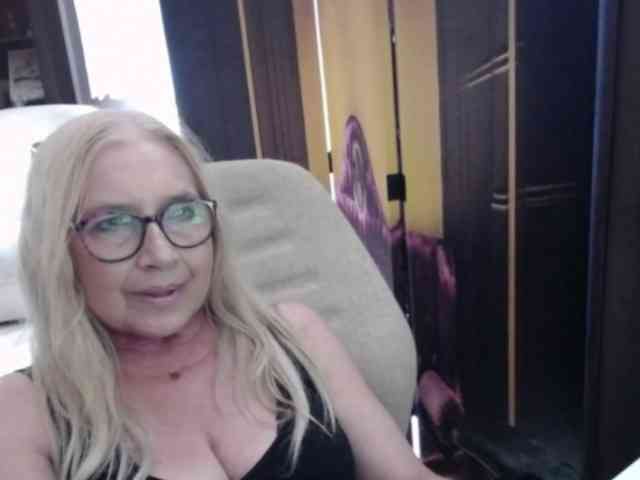BlondeSofia webcam